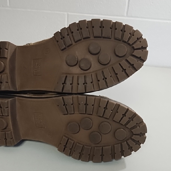 Tan Chelsea Boots with Rugged Design Side Zip & Elastic Panels 10 - Picture 7 of 9